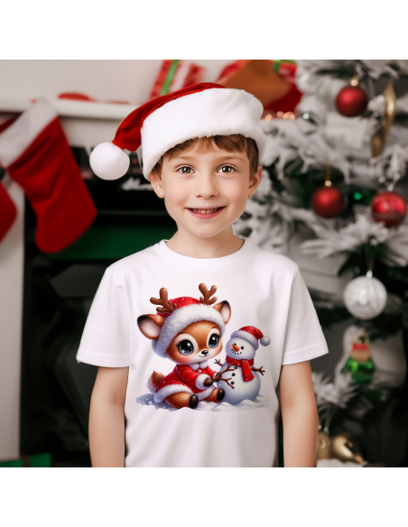 KOSZULKA DZIECIĘCA Reniferek w czapce mikołaja lepiący bałwana