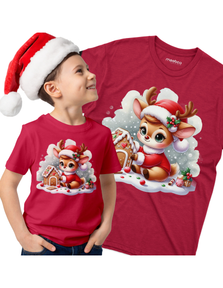 KOSZULKA DZIECIĘCA Reniferek w stroju mikołaja budujący domek z piernika