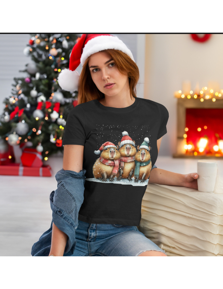 KOSZULKA DAMSKA Kapibary w czapkach zimowych i śniegu