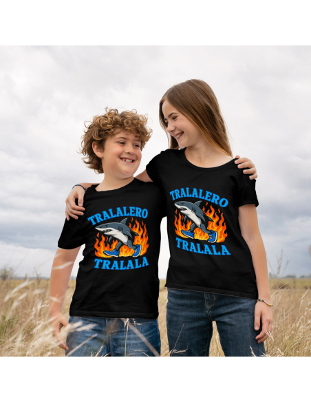 Koszulka Dziecięca "Tralalero Tralala w płomieniach" Czarna | 100% Bawełna
