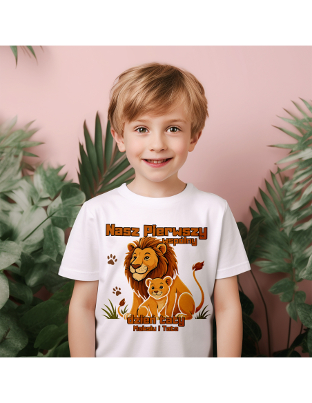 Koszulka Dziecięca "Lwy - Pierwszy wspólny dzień taty + Imię" Czarna | 100% Bawełna